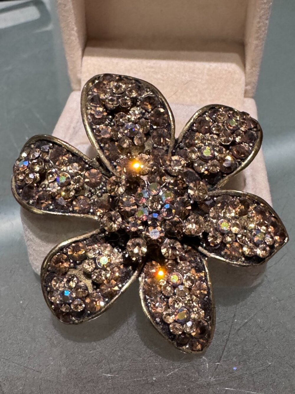 🌺✨ Vintage Champagne Crystal Floral Brooch — Timeless Elegance in Full Bloom ✨